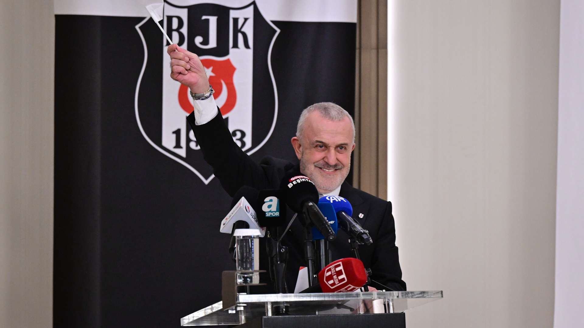 Beşiktaş'ta Olağanüstü Kongre Gerilimi! Başkanlık Koltuğu İçin Kıran Kırana Mücadele