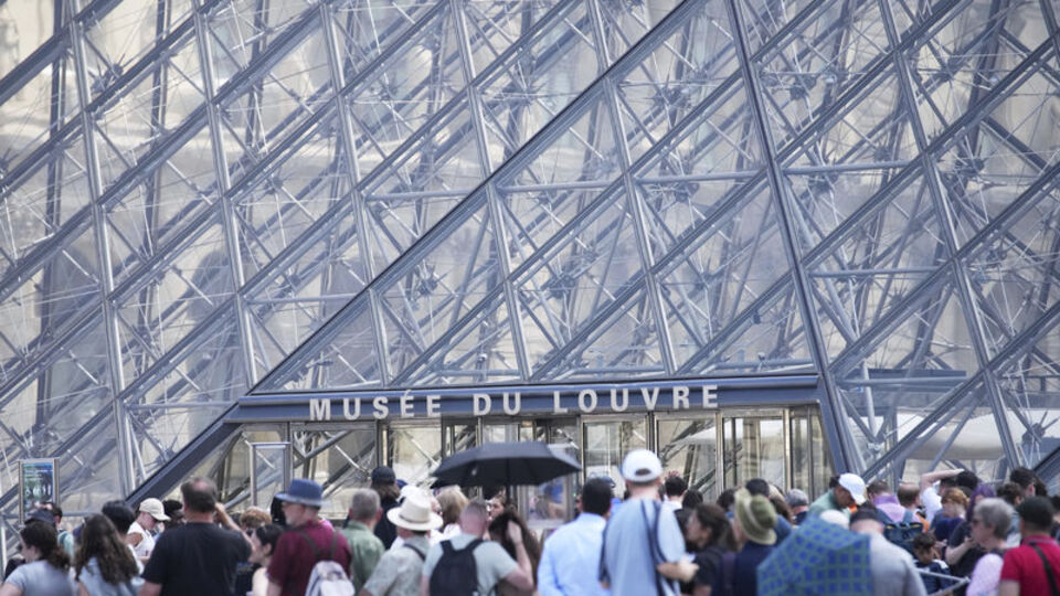 Louvre Müzesi'nde hırsızlık