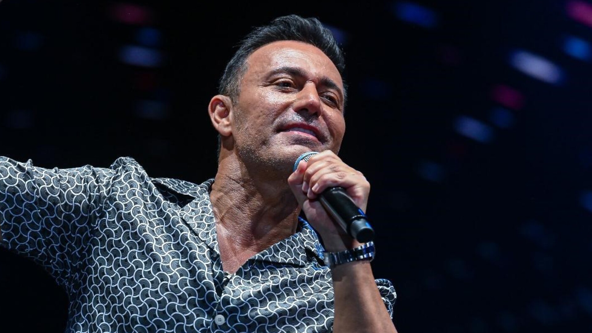 Mustafa Sandal'a İngiltere'den Ömür Boyu Vize: Büyük Onur!