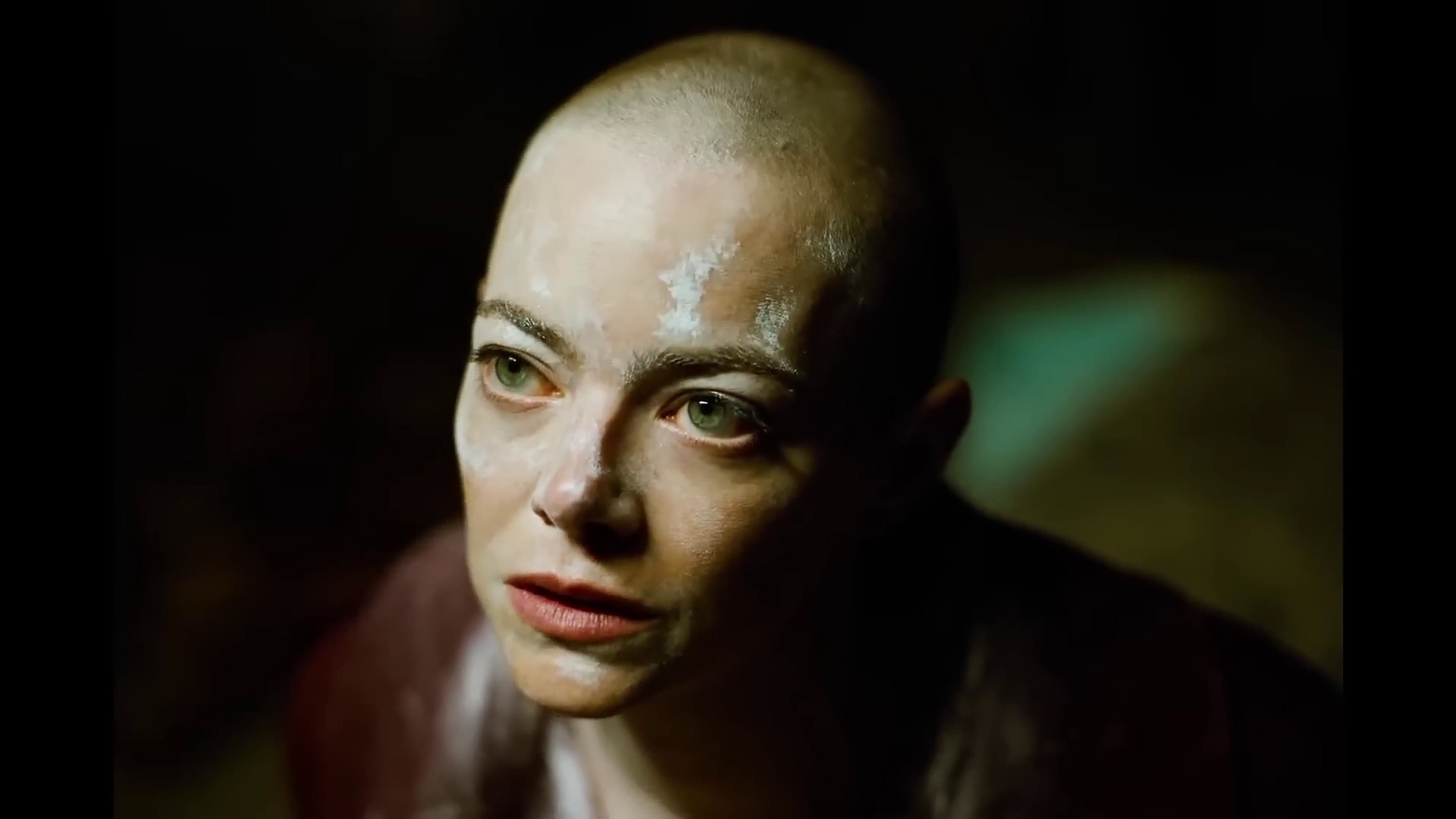 Emma Stone'un 'Kel' Karakterine Özel Gösterim: Sadece Kellere Ayrıcalık!