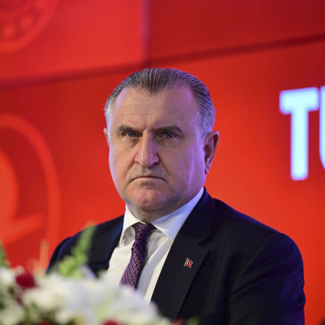 Bakan Bak'tan Toprak Razgatlıoğlu'na tebrik!