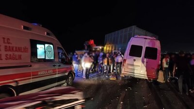 İşçi servisi traktöre çarptı: 14 yaralı