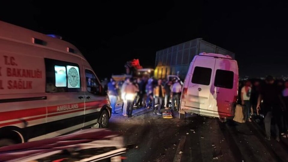 İşçi servisi traktöre çarptı: 14 yaralı