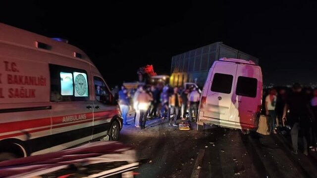İşçi servisi traktöre çarptı: 14 yaralı