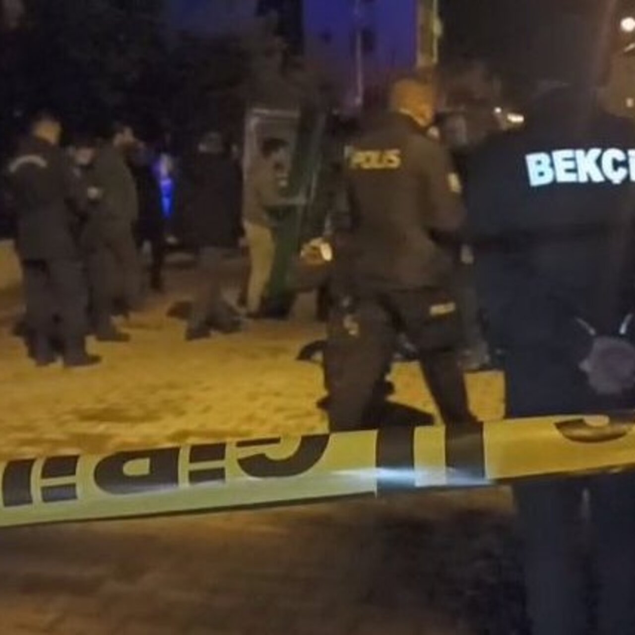 Evinde silahla öldürülmüş halde bulundu