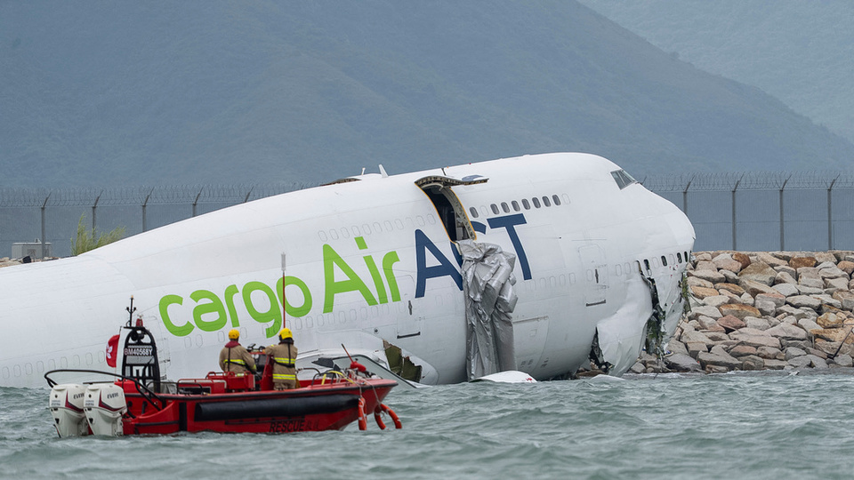 Kargo uçağı pistten çıkıp denize düştü!