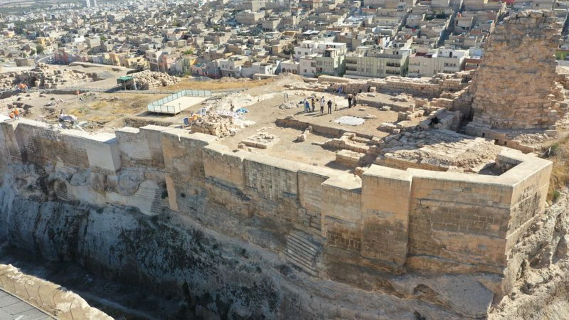 Urfa Kalesi'nde 5. yüzyıla ait yazıtlı mozaik gün yüzüne çıkarıldı