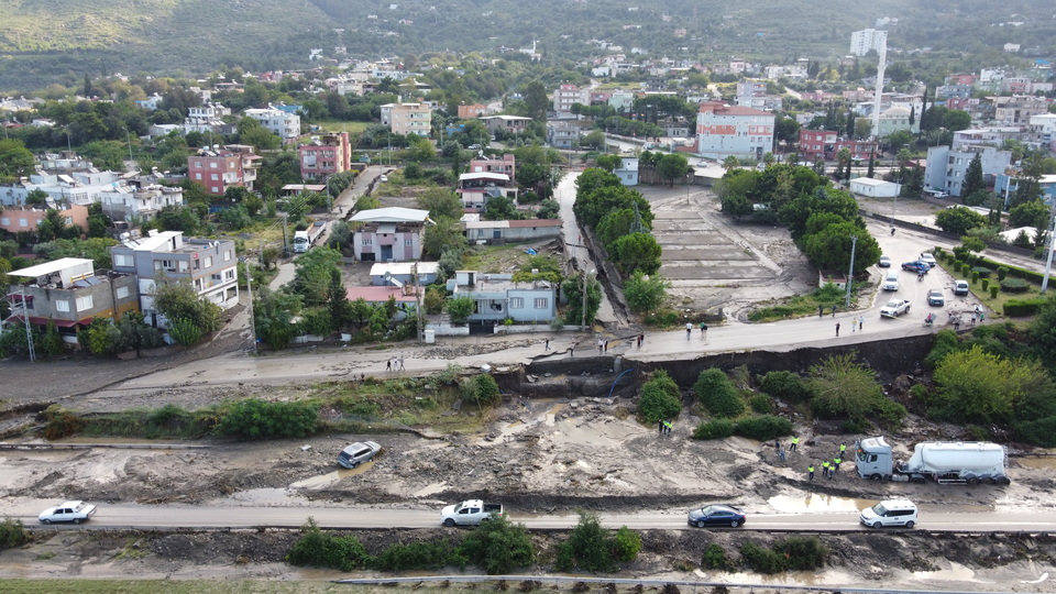 Hatay'da şiddetli yağış sele yol açtı! Korkutan görüntüler!