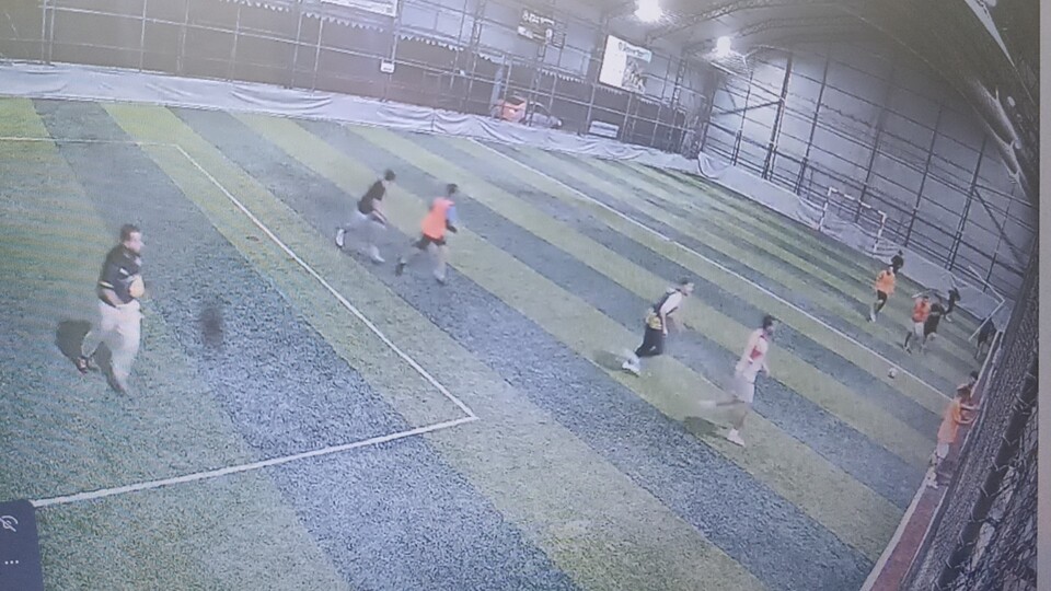 Halı sahaya gidip defalarca ateş etti!