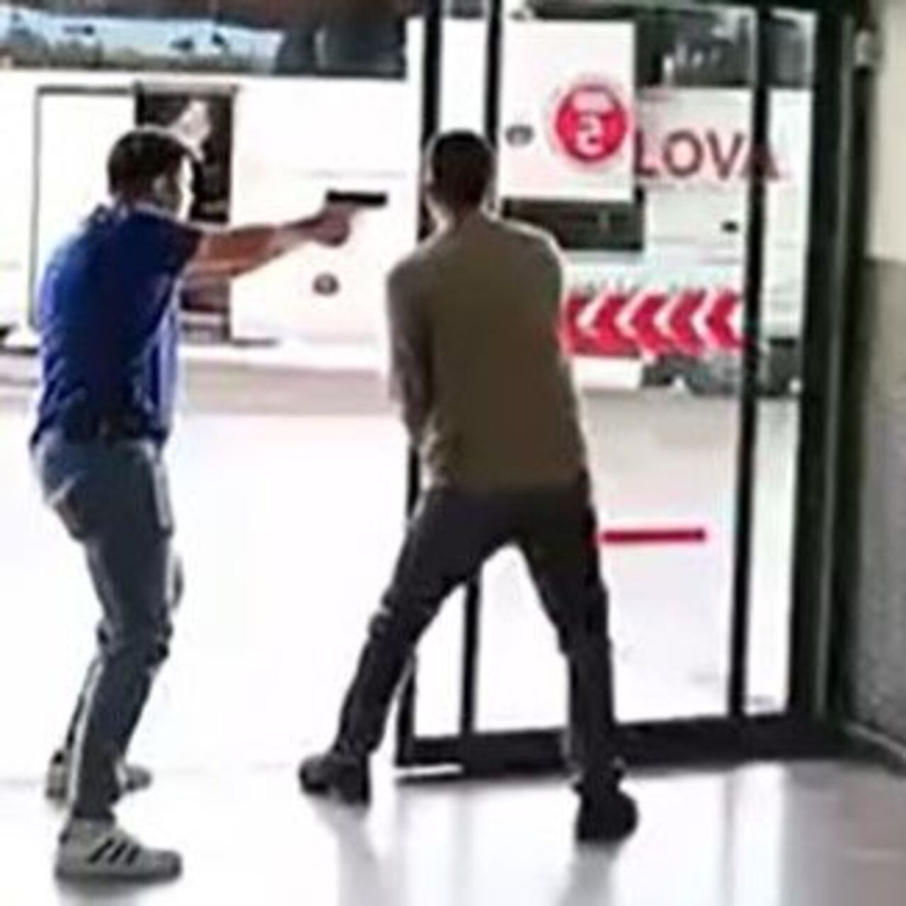 Rastgele ateş açan uzman çavuş vuruldu!