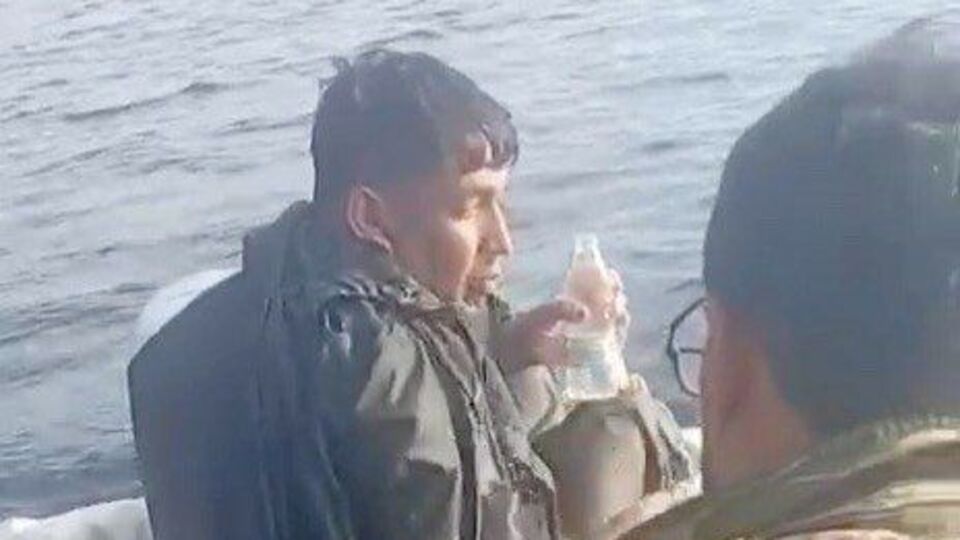 12 saat yüzerek hayatta kaldı