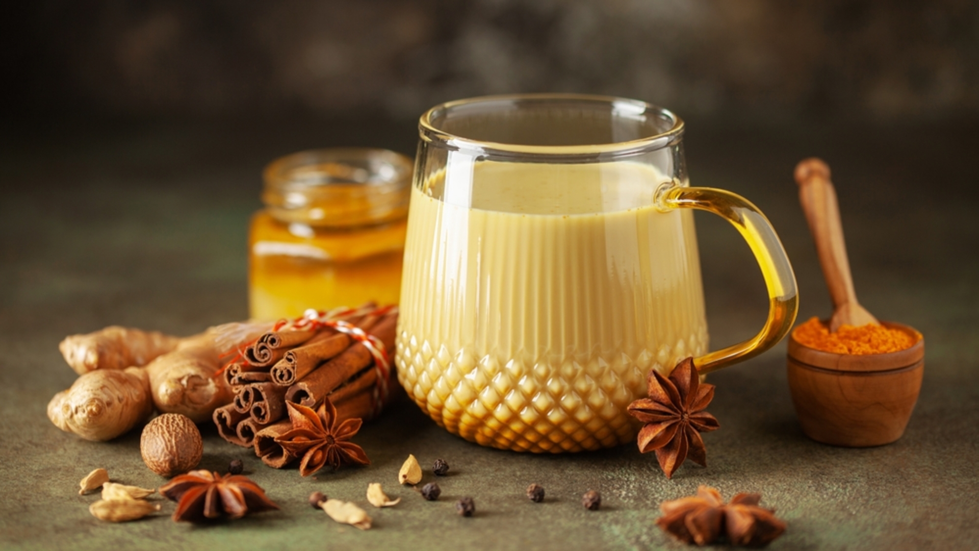 Sıcak içecek mevsimi sonunda geldi... İşte bu kış kahve ve çay yerine tüketebileceğiniz içinizi ısıtacak içecek önerileri