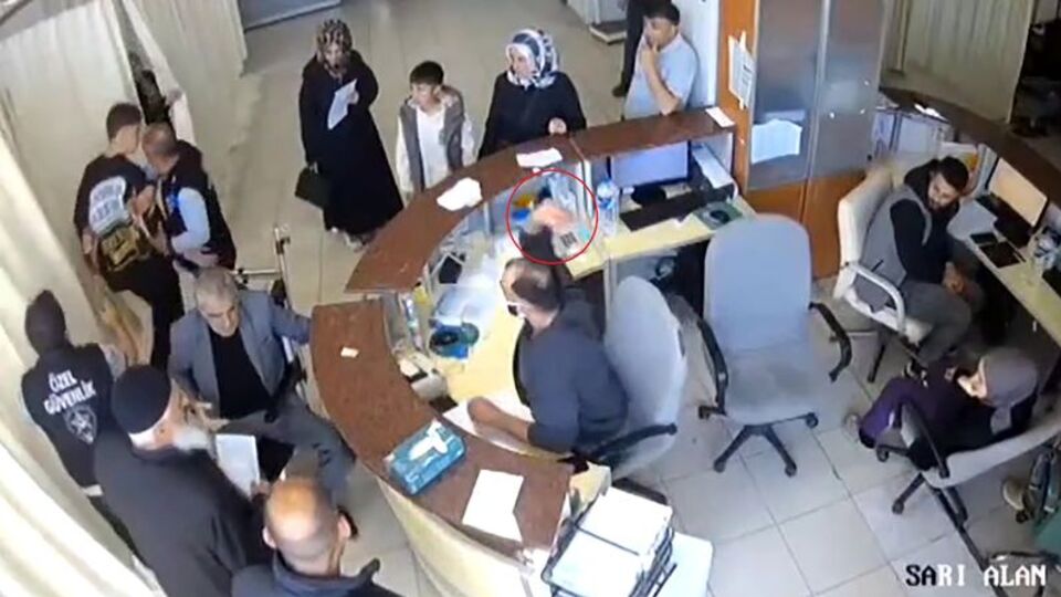 Hastaya bağırdı oğluna kalem fırlattı! O doktora soruşturma!