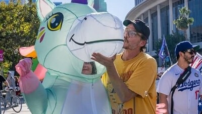 Protesto gösterisinde bir ünlü