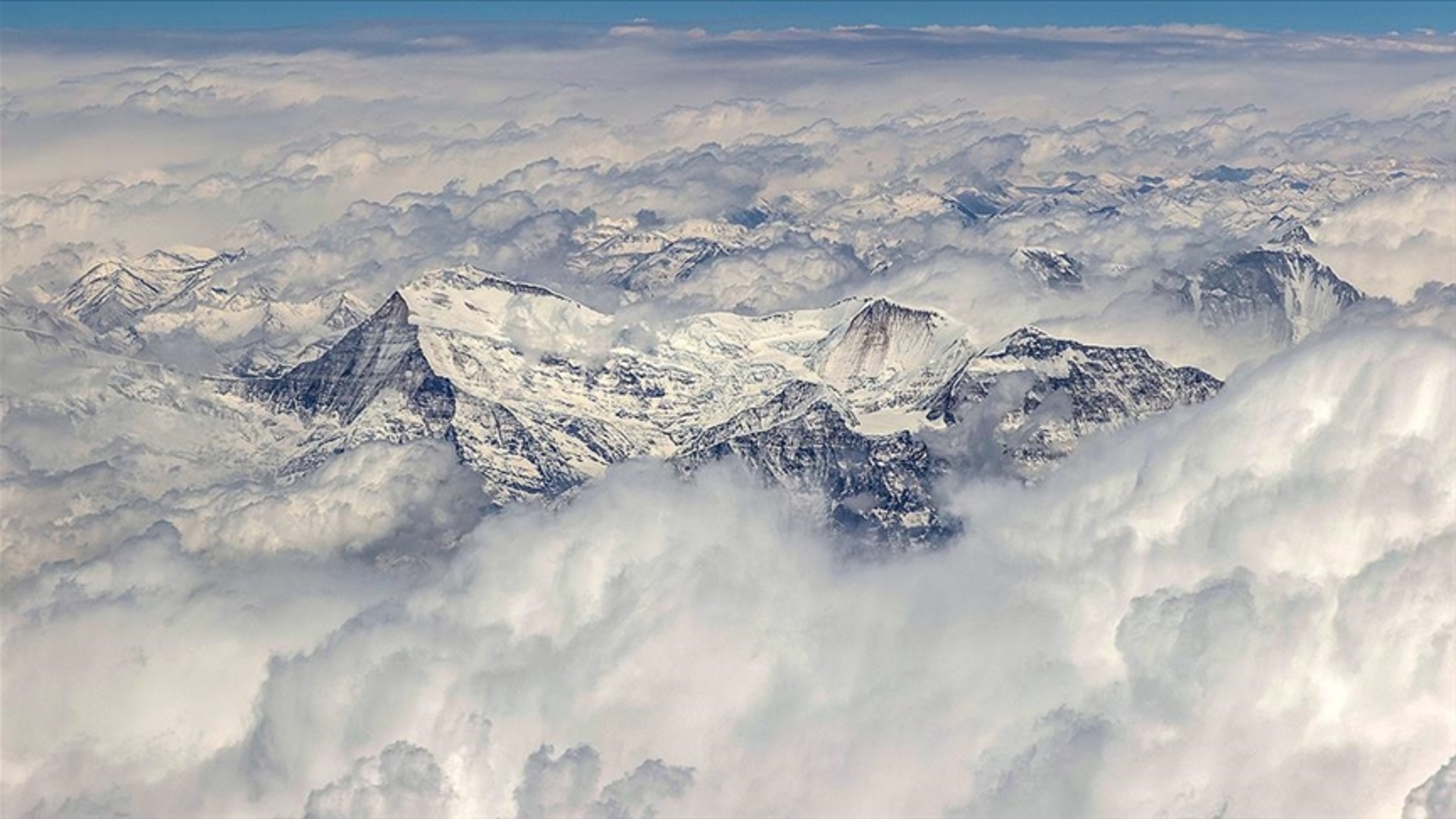 Everest Dağı Hakkında Şaşırtıcı Gerçekler: Dünyanın Zirvesinin Bilinmeyenleri