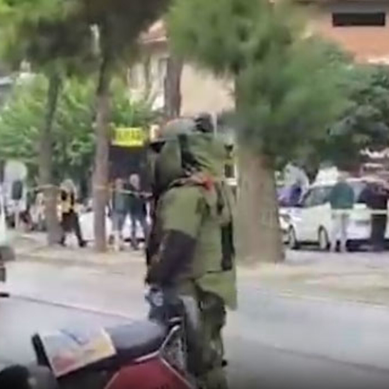 Tarlada el bombası buldu babasına götürdü!
