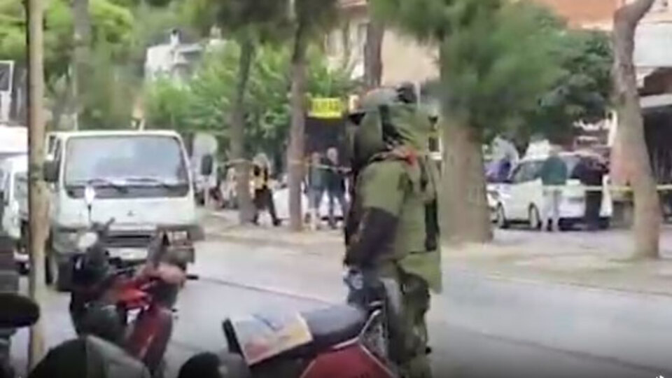 Tarlada el bombası buldu babasına götürdü!