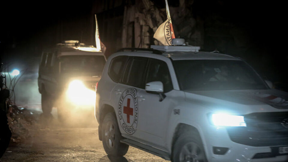 Hamas 2 esirin cenazesini teslim etti