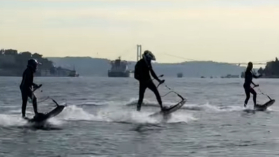 Oğullarıyla Boğaz'da sörf yaptı