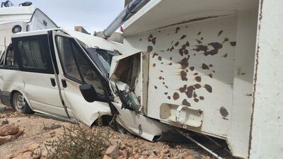 Minibüs kağıt gibi ezildi! Facia kıl payı!