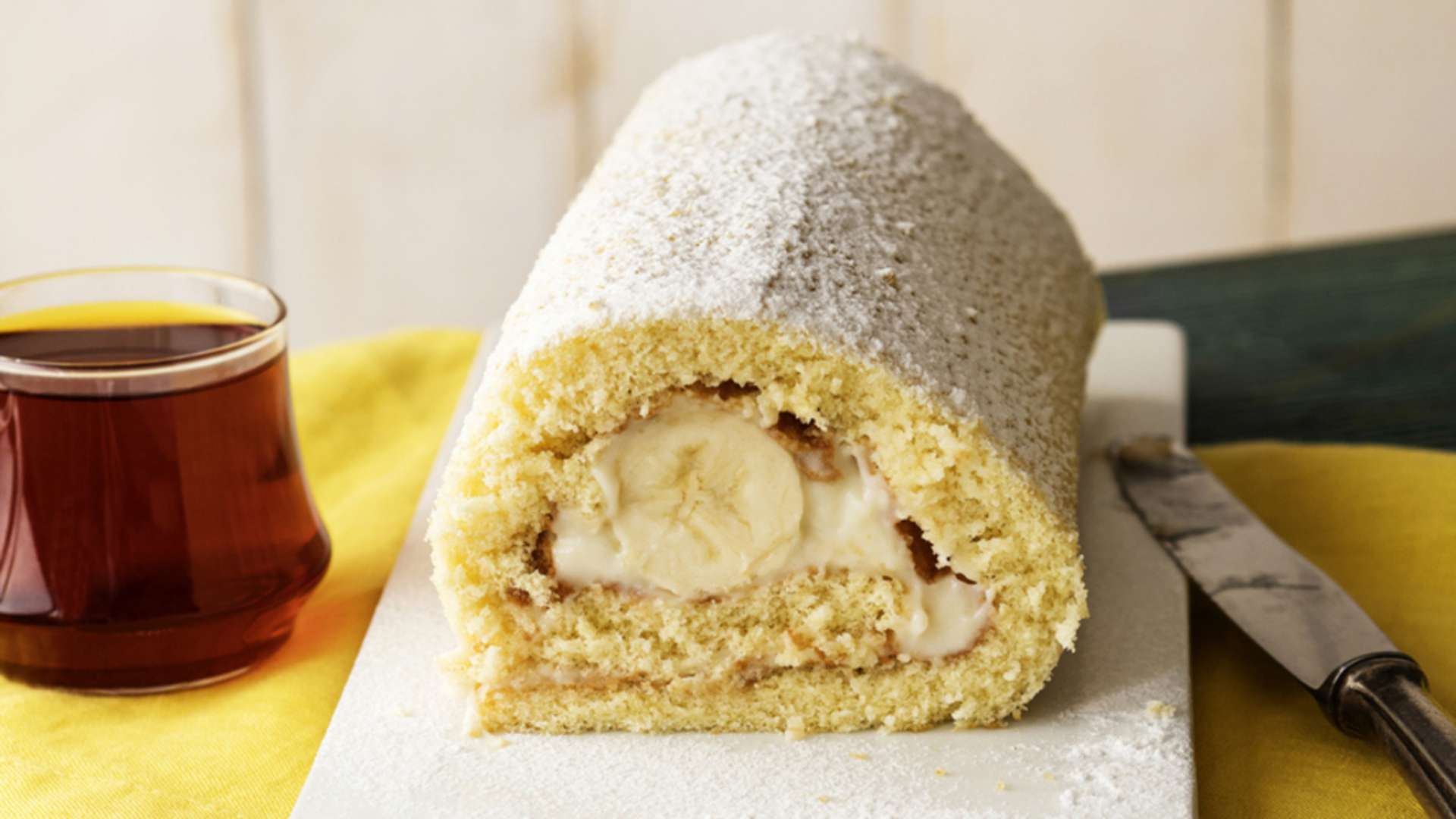 Çay saatlerinizin vazgeçilmezi olacak! Evde hızlıca hazırlayabileceğiniz muzlu rulo pasta tarifi!