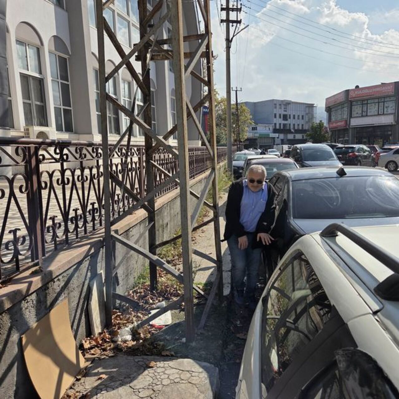Kaldırımda yayalara geçit yok!