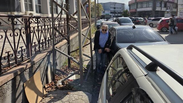 Kaldırımda yayalara geçit yok!