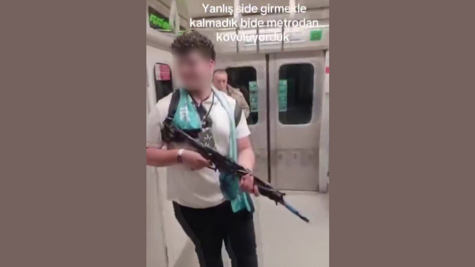 Metroda korkuya yol açtı! Oyuncak tüfeği yolculara doğrultu!