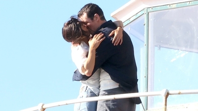 Öptüğü kadın nişanlısı değil