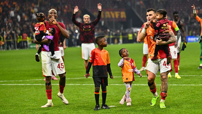 Galatasaray galibiyeti taraftarıyla kutladı!