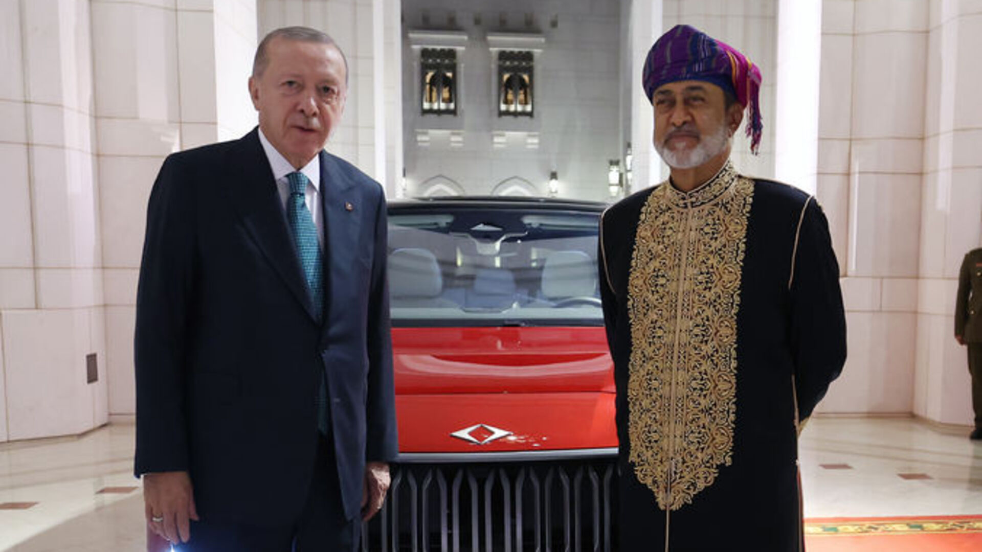 TOGG Umman'da! Sultan'a Göz Kamaştıran Türk Otomobili Hediye Edildi