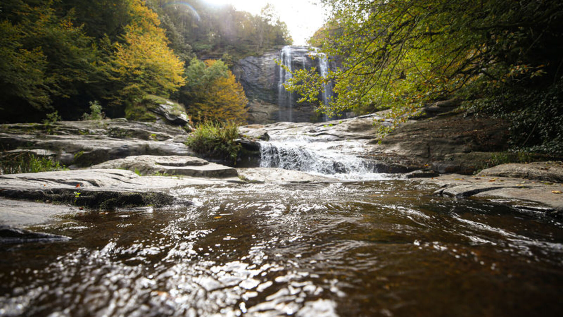 Fay kırığıyla oluşan Suuçtu Şelalesi sonbahar renkleriyle ziyaretçilerini karşılıyor