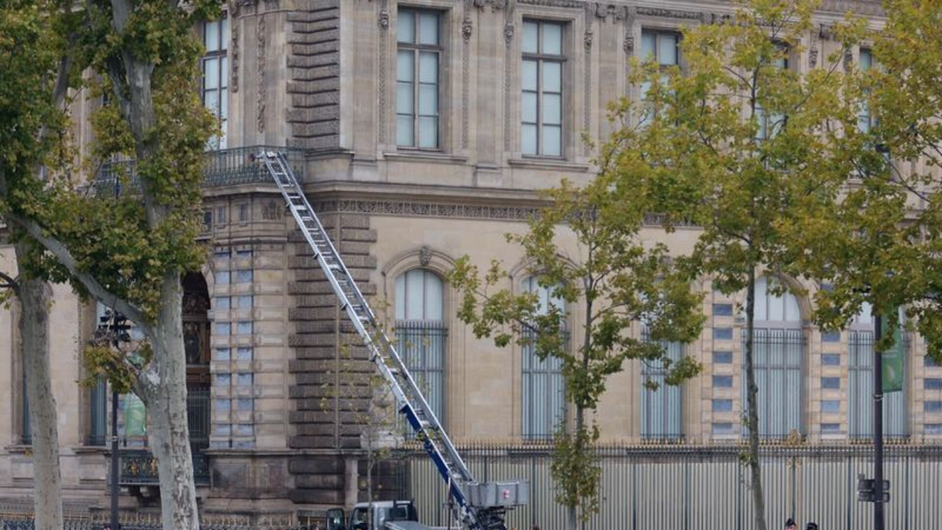 Louvre Müzesi'nde Nefes Kesen Kaçış: Soyguncuların Saniye Saniye Kaybolma Anı Kameralara Yakalandı!