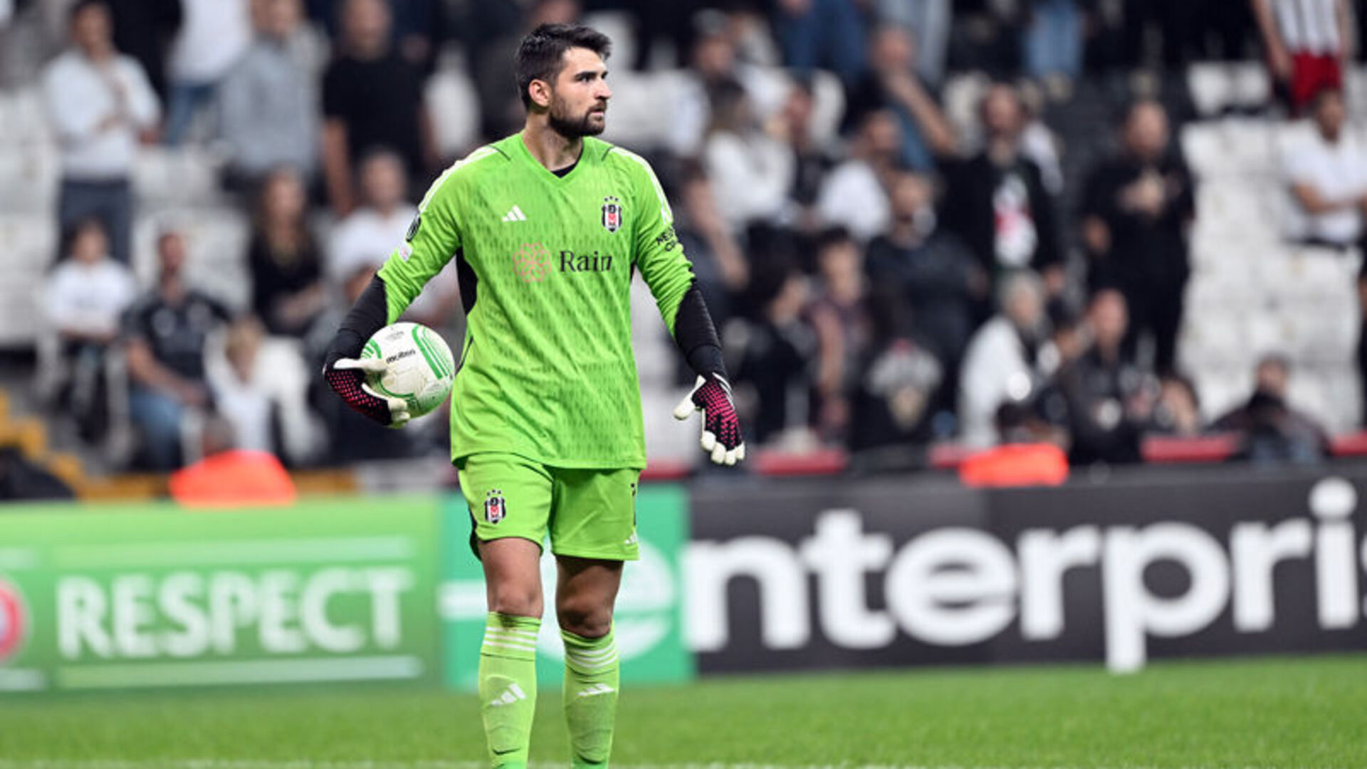 Beşiktaş'ta Kaleciler Değişti, Taraftar Coşkusu Tribünleri İnletti!