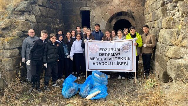 Erzurum'da gençler tarihi tabyayı temizledi