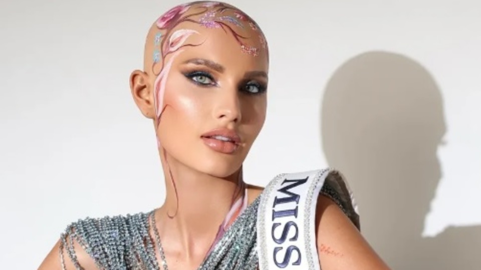 Güzellik yarışmasında peruğunu attı