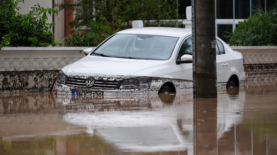Metrekareye 144 kg yağış düştü! Foça'yı sel vurdu!
