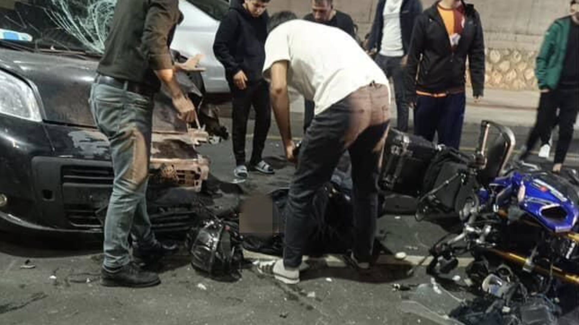 Batman'da Korkunç Trafik Kazası: Hafif Ticari Araç, Motosiklet ve Elektrikli Bisiklet Çarpıştı, 6 Kişi Yaralandı!
