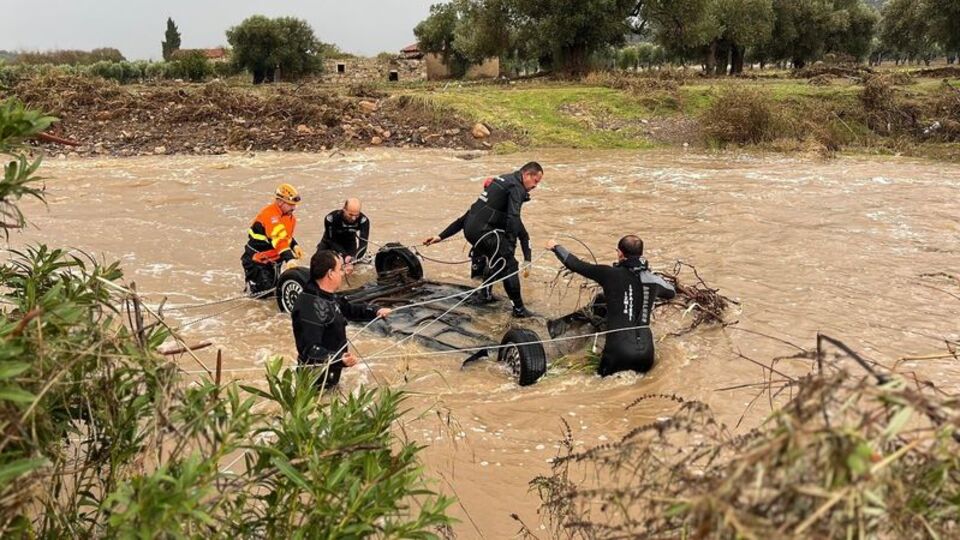 Foça'daki selde 1 kişi aranıyor!