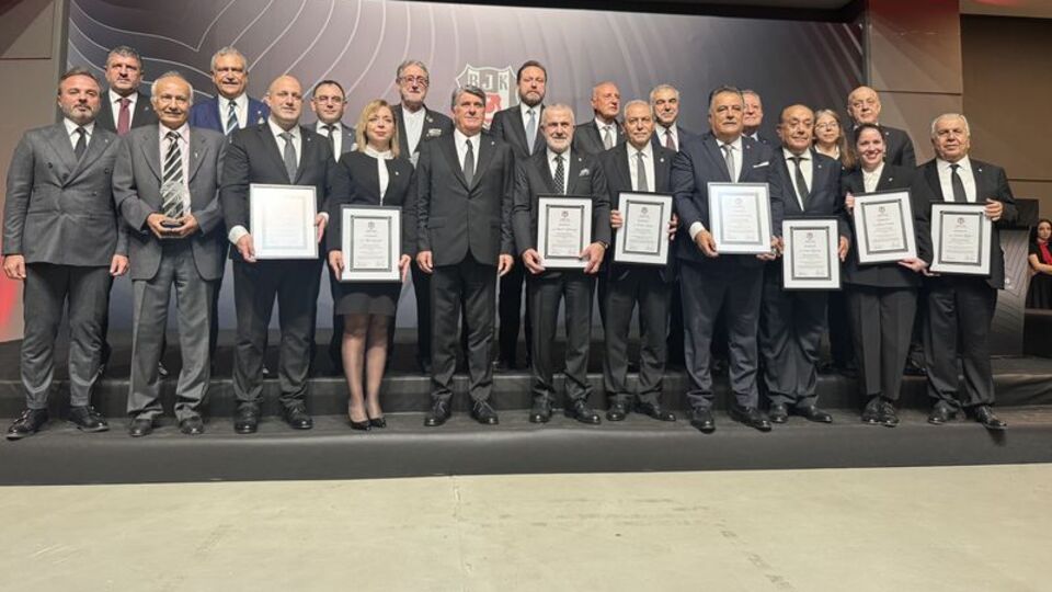 Beşiktaş'ta Ahmet Ürkmezgil mazbatasını aldı