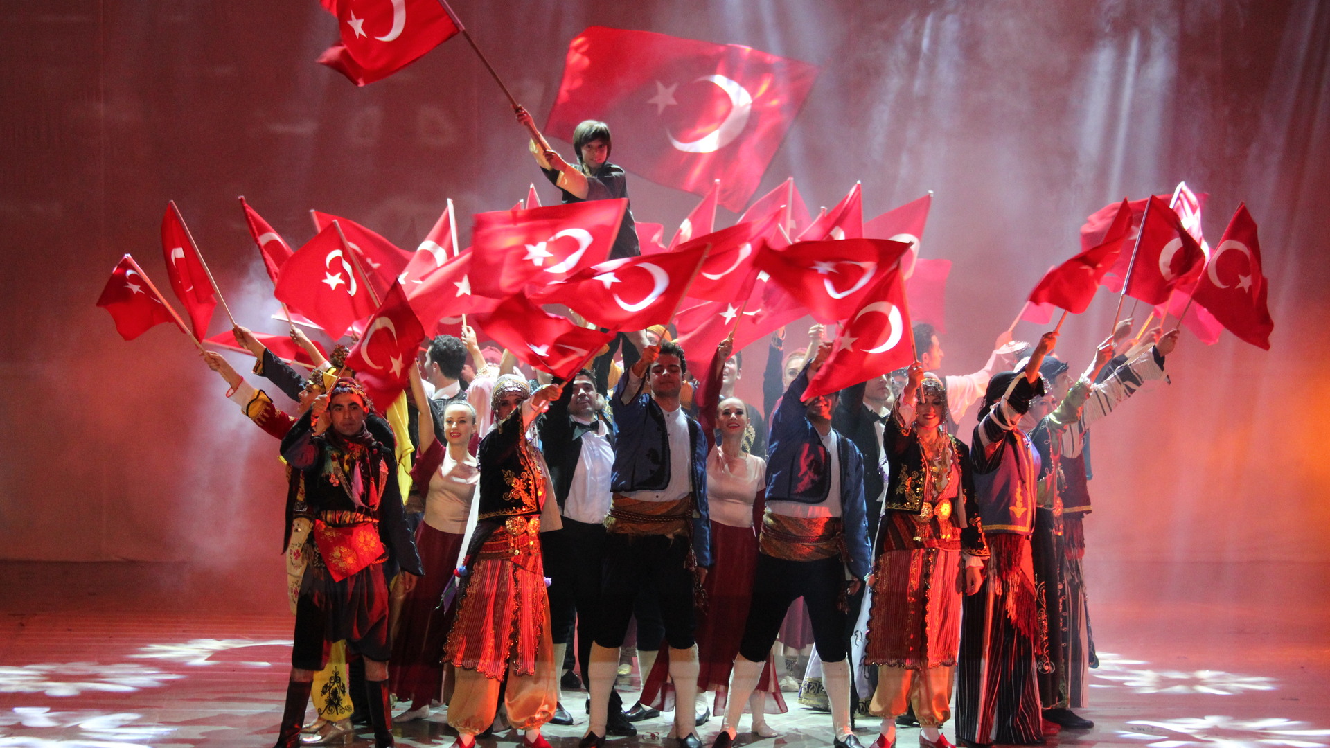Cumhuriyet Coşkusu AKM'de Farklı Bir Boyuta Taşındı! Muhteşem Kutlama Görülmeye Değerdi