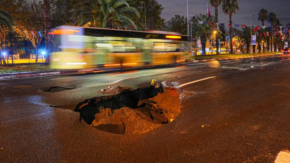 İstanbul'da geceyi şimşekler aydınlattı! Vatan Caddesi'nde yol çöktü!