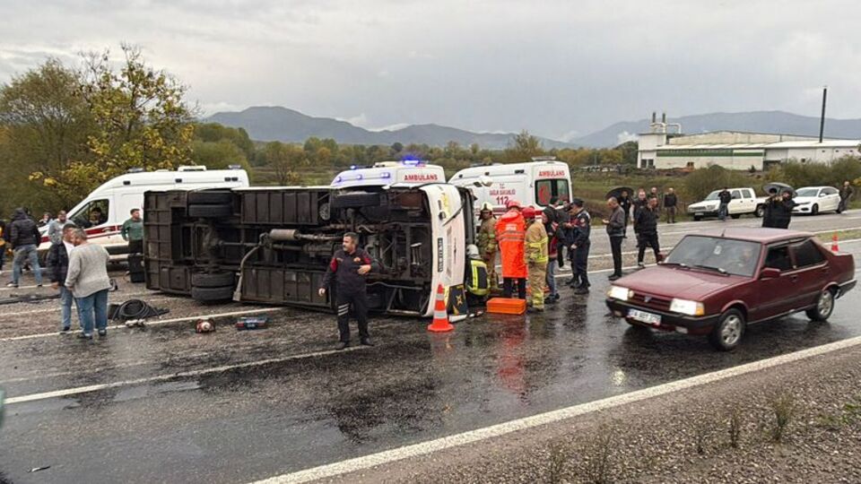 İşçi servisi devrildi! Ölü ve yaralılar var!