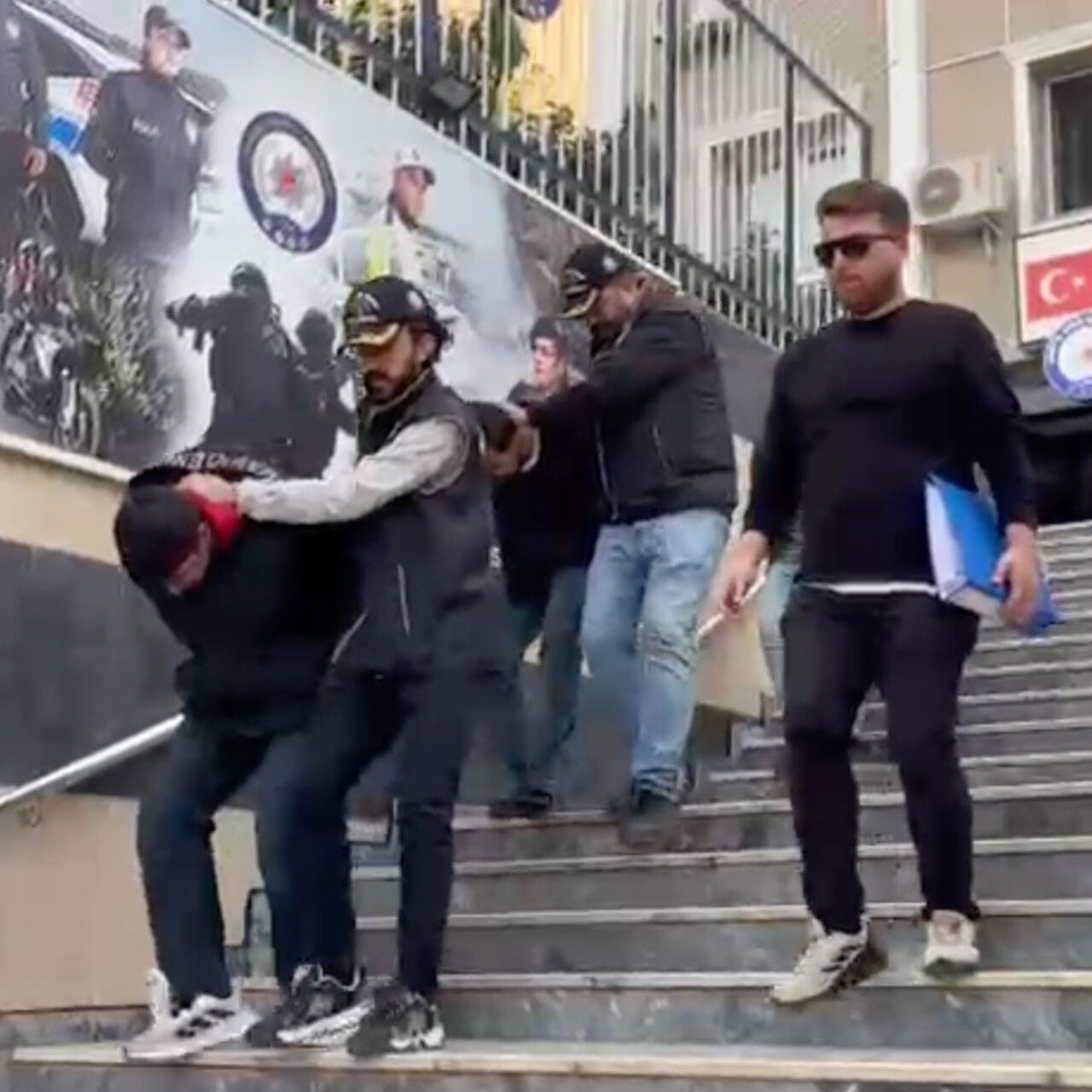 Dikkat! "Polisiz, savcıyız" deyip karı koca çiftin 23 milyon TL'sini aldılar! | Son Dakika