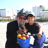 'Elmacı Dede'den depremzedelere 1 tonluk ikram