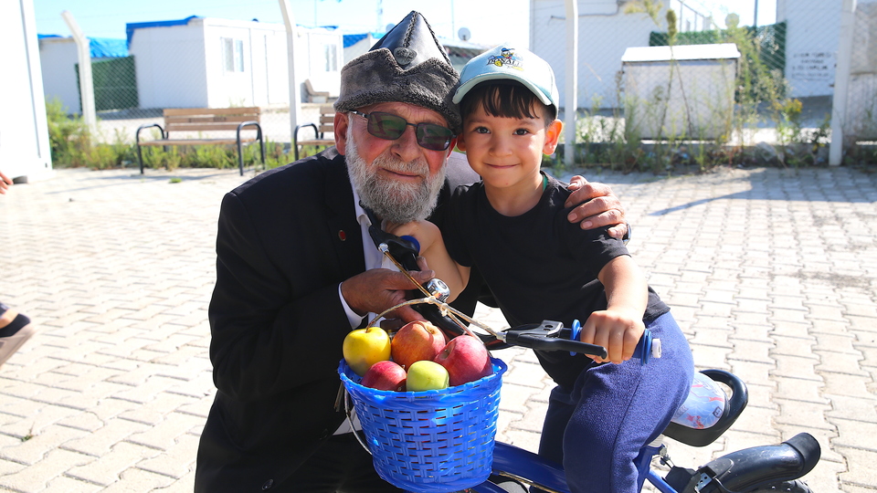 'Elmacı Dede'den depremzedelere 1 tonluk ikram