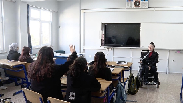 Kas erimesi hastası Gamze öğretmen özel gereksinimli çocuklara ışık oluyor