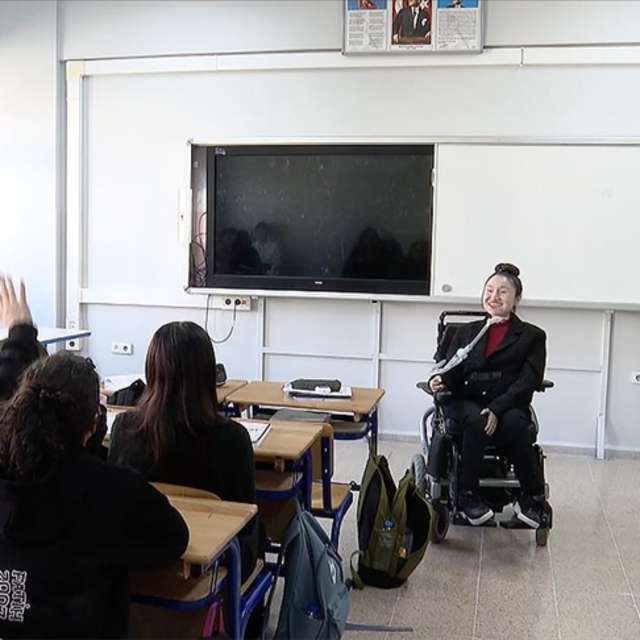 Kas erimesi hastası Gamze öğretmen özel gereksinimli çocuklara ışık oluyor