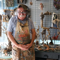 Denizin sürükledikleri elinde sanata dönüşüyor