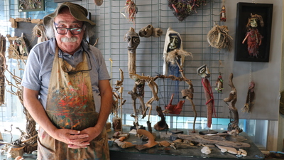 Denizin sürükledikleri elinde sanata dönüşüyor